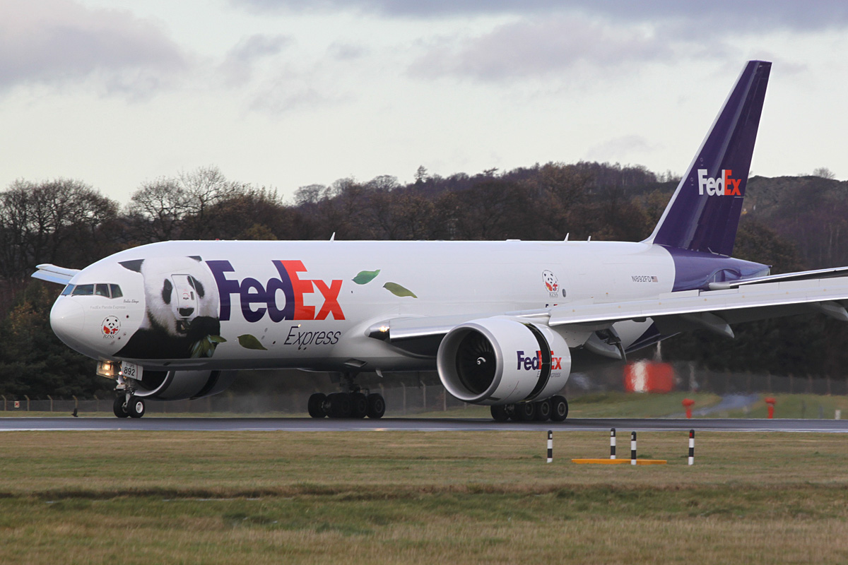 Vajon mi mocoroghat a Kínából a skóciai Edinburgh repülőterére érkező FedEx 777F rakterében? <br>(fotó: keypublishing.com)