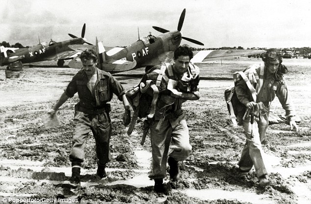 Spitfire-pilóták bevetés után dagasztják a sarat valahol Burmában <br>(fotó: Daily Mail)