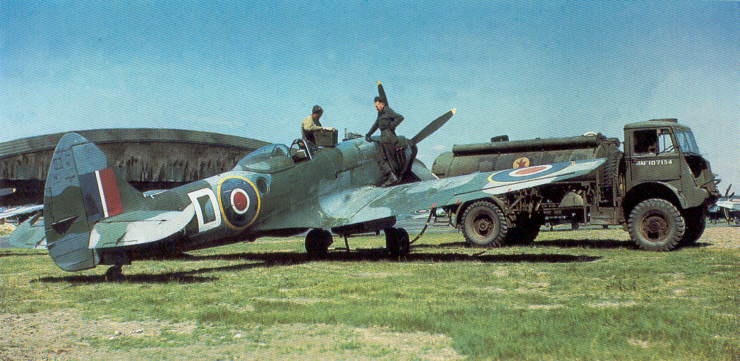 Egy ugyancsak MK XIV-es Spitfire az európai hadszintéren, a háború végefelé <br>(fotó: spitfireperformance.com)