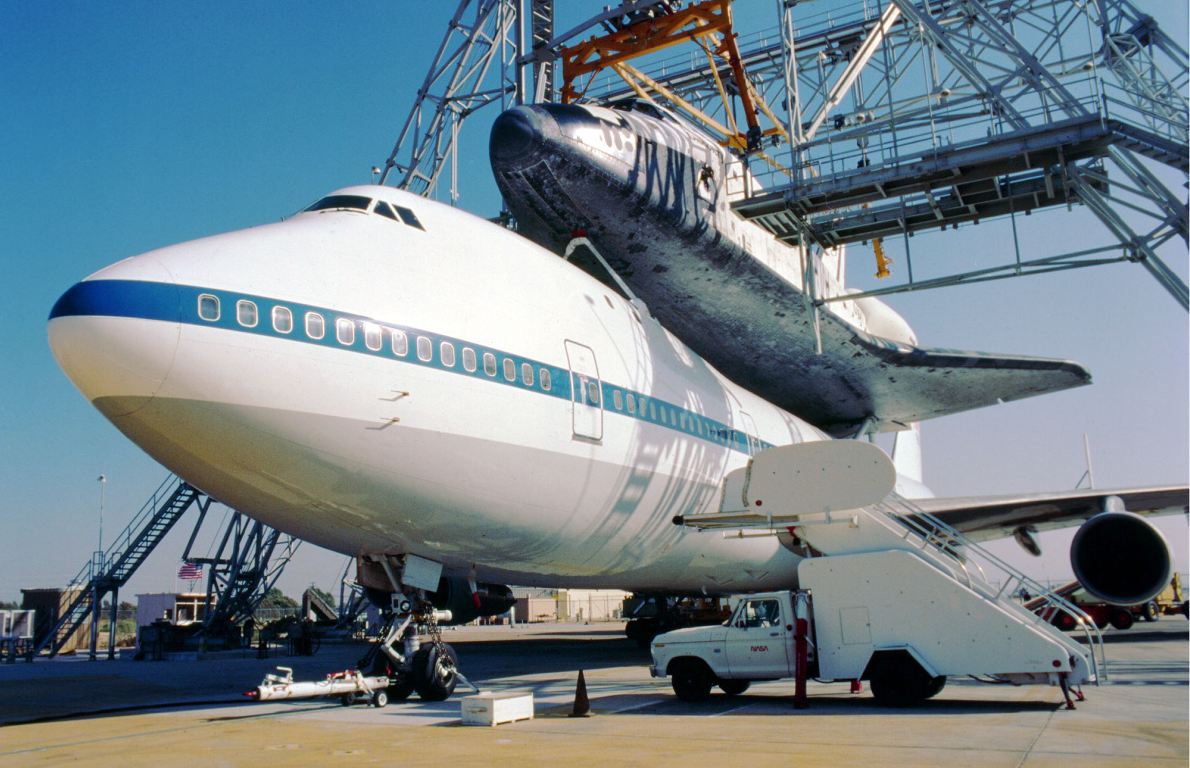 Így emelik és szerelik a 747-es hátára az űrrepülőgépet