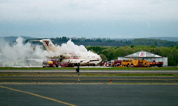 Bradford, 1991: a teherszállító 727-es középső hajtóműve gyulladt ki, a személyzet megmenekült