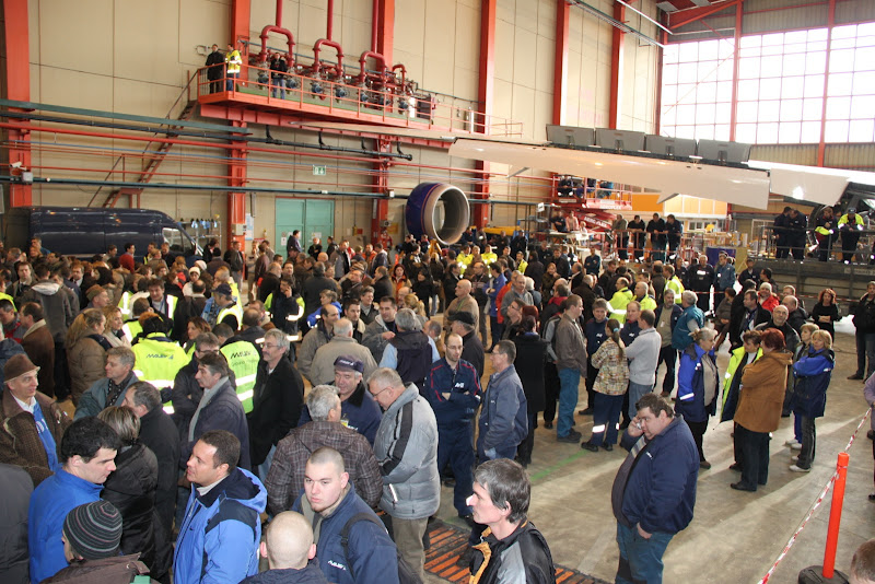 Gyűlés az összeomlás napján a hangárban: hol lenne az új társaság gépeinek karbantartása? <br>(fotó: Hardy Mihály)