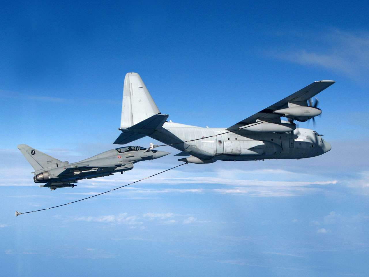 ...s persze van turboprop megoldás is: KC-130J egy olasz melóban <br>(fotó: air-attack.com)