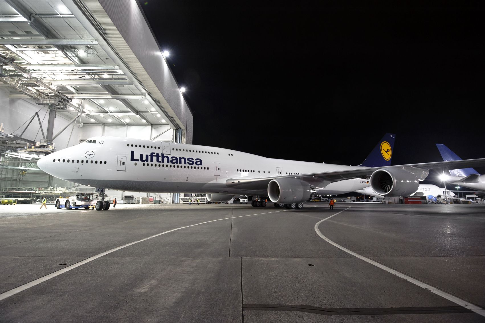 A Lufthansa első 747-8i típusú gépe az everetti gyárban... <br>(fotó: Boeing)