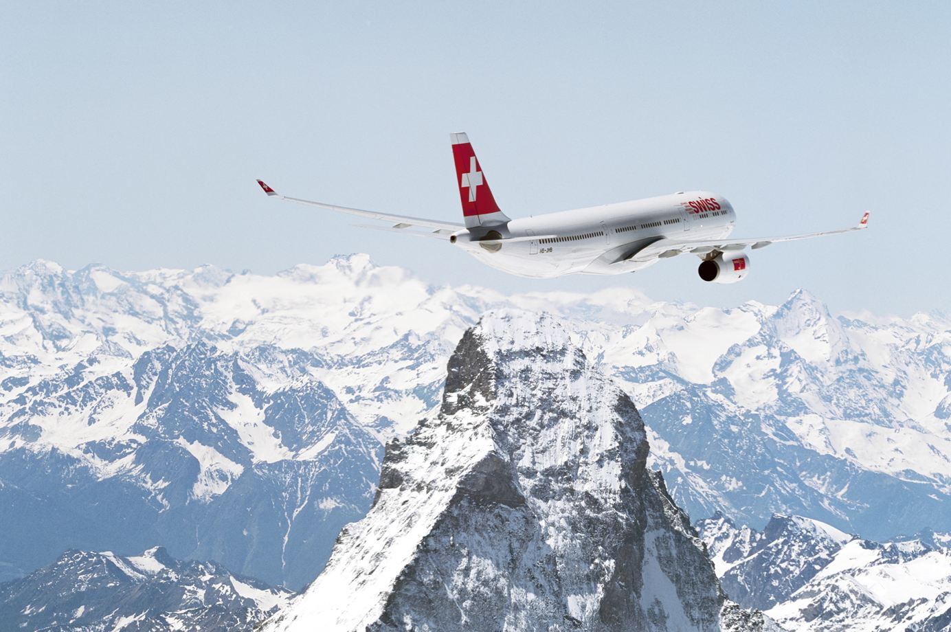 A tökéletes svájci légifotó: előtérben a Swiss A330-asa, a háttérben a világ legtöbbet fényképezett hegye, a Matternhorn <br>(fotók: Swiss International, Svájci Idegenforgalmi Hivatal)