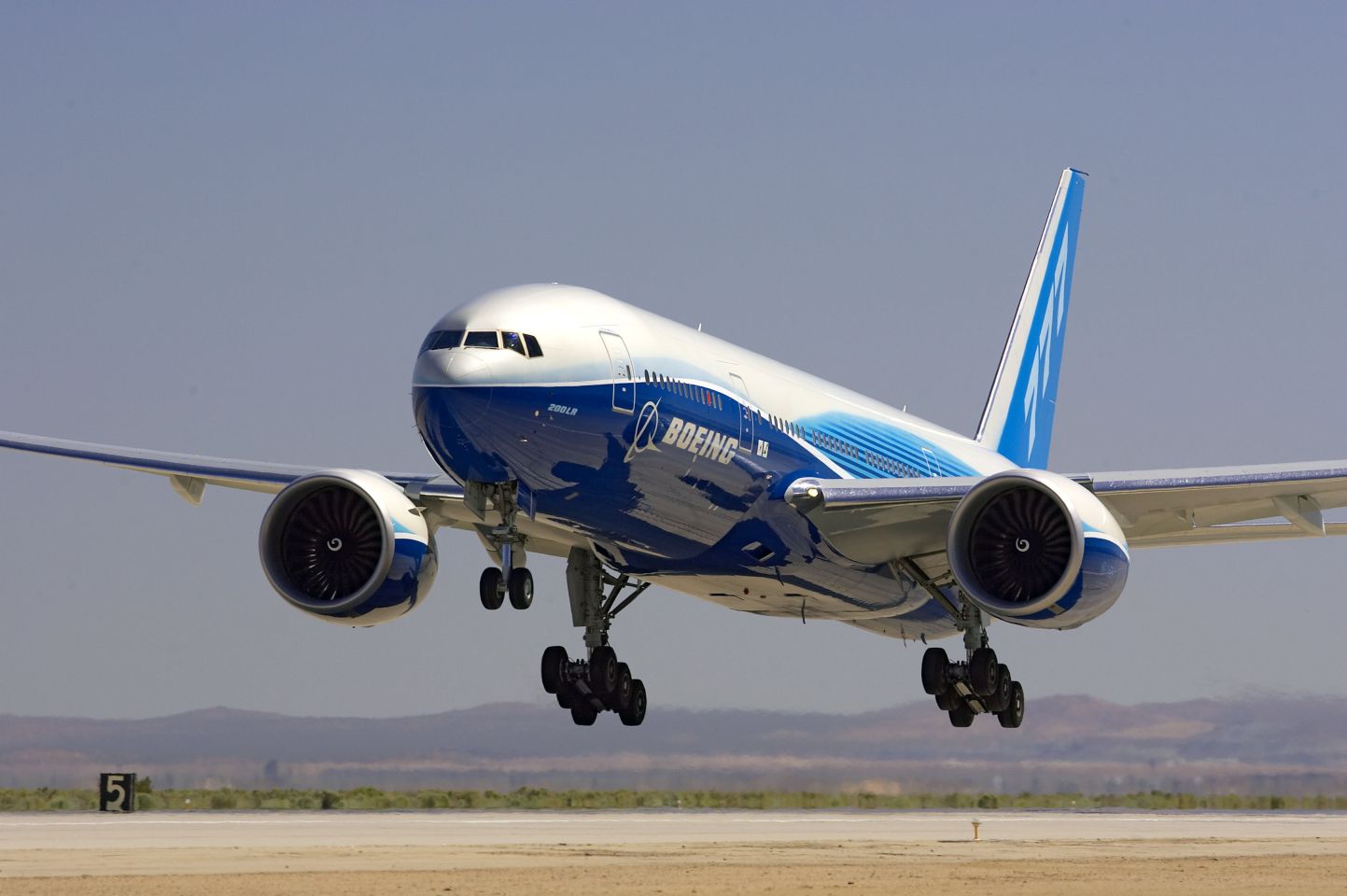 ...és a Boeing két hajtóműves 777-ese, persze mindkét típusból a megfelelő nagy hatótávolságú alváltozatok