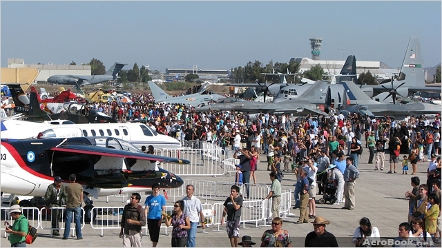 Légivásár chilei módra: a 2012-es FIDAE sem szűkölködött látogatókban <br>(fotó: aerobooks.net)