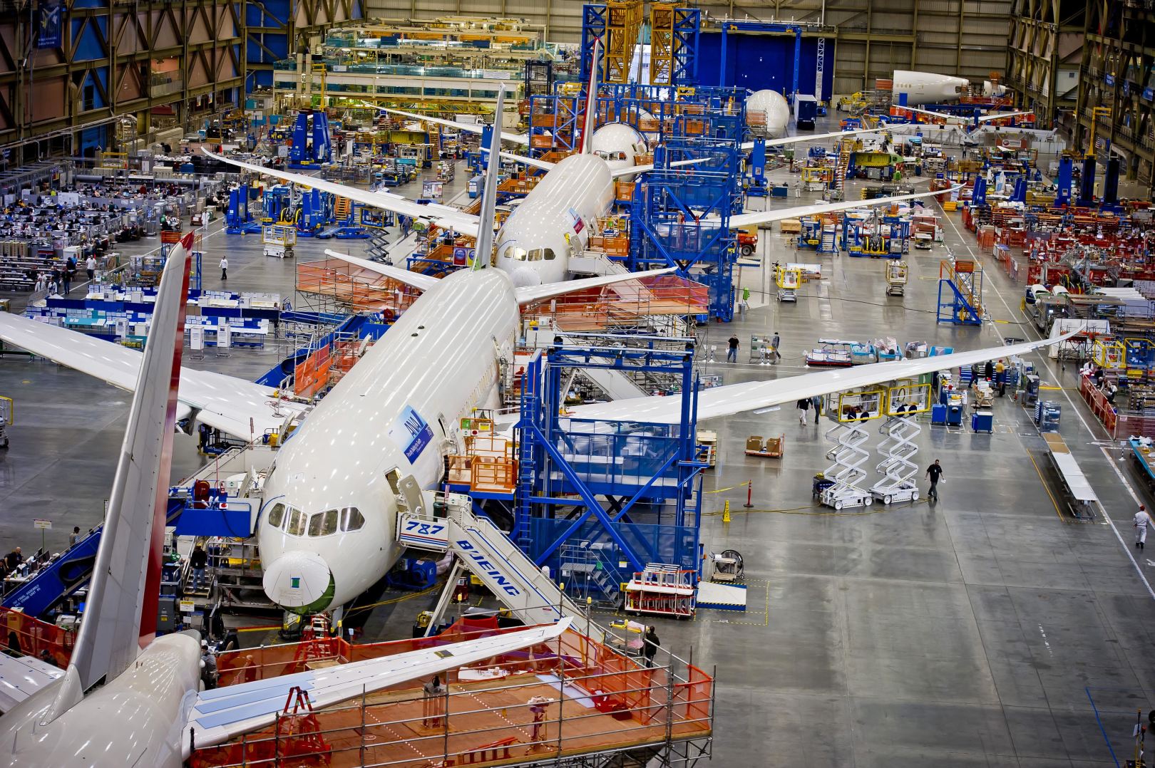 787-esek a gyártósoron: nyárig még innen sok gép kerül a modifikációs központba <br>(fotók: Boeing)