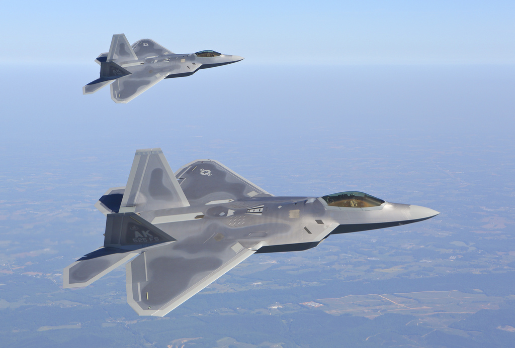 F-22-es géppár valahol a magasban – 15 ezer méter felett most nem repülhetnek a gépek <br>(fotók: Lockheed Martin)