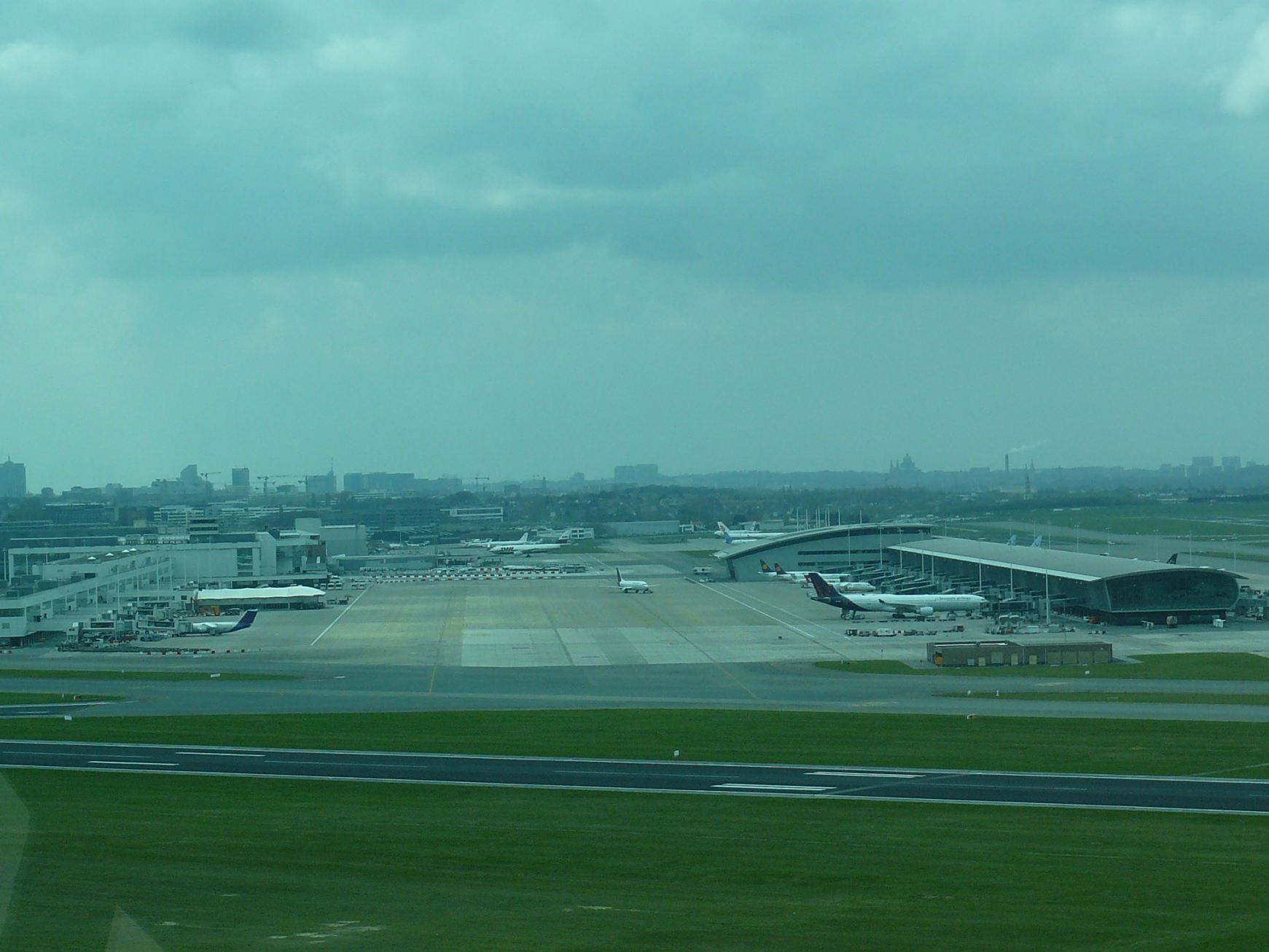 A terminálok a torony felől: nem a csúcsidőszakban fotóztunk, de azért látszik, hogy ez a reptér valaha nagyobb forgalomhoz szokott
