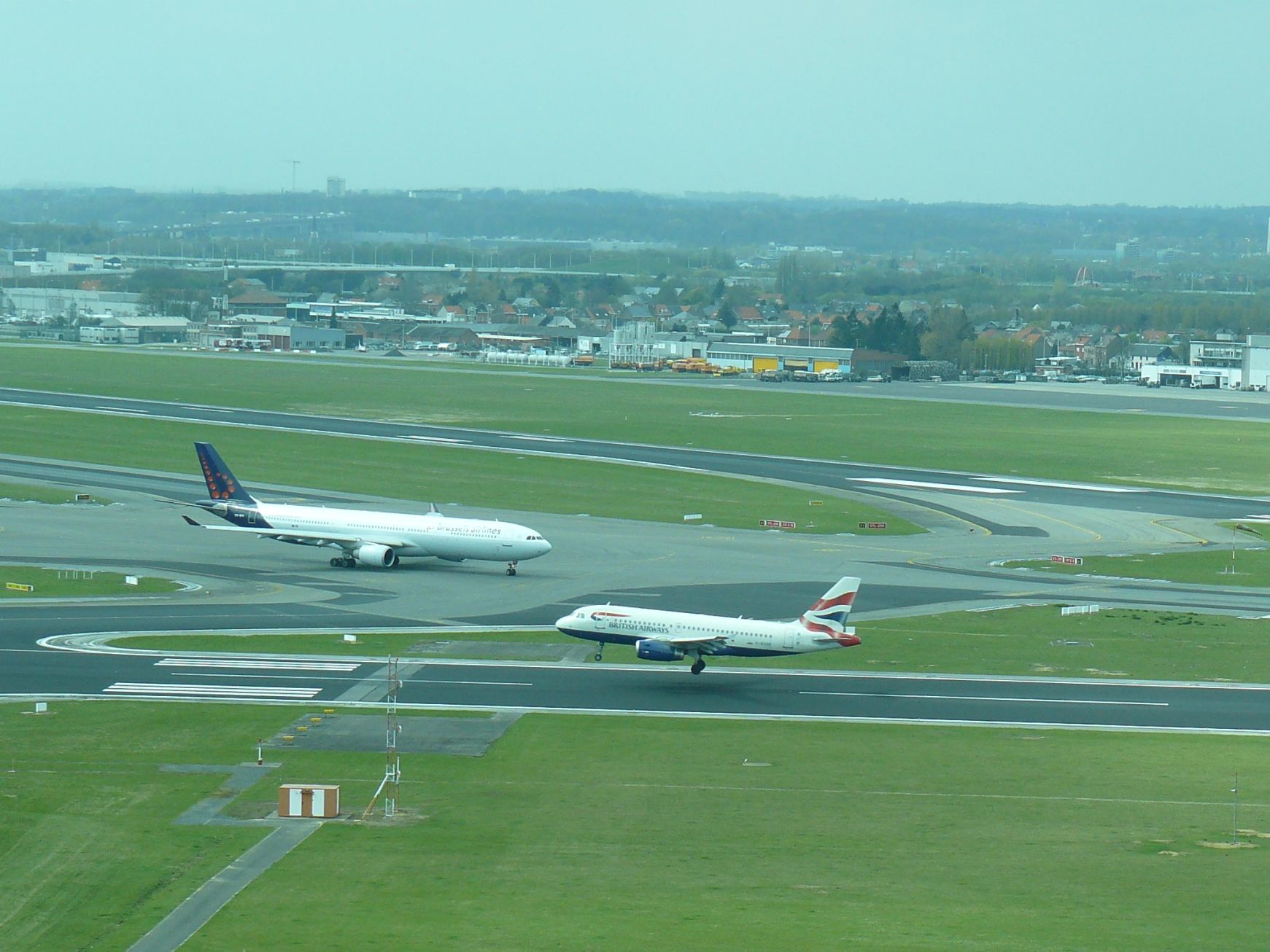 Azért van forgalom rendesen, egy Brussels Airlines 330-as gurul, egy BA 319-es érkezik