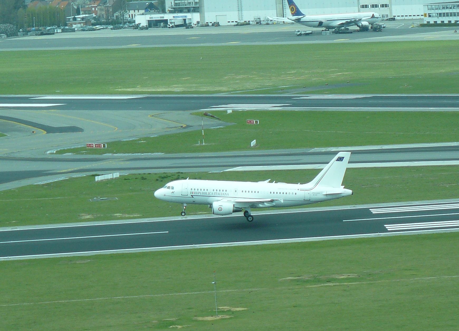 Európa fővárosáben nem ritka a kormánygép, az orosz Il-62-es sajnos a reptér túloldalán parkolt