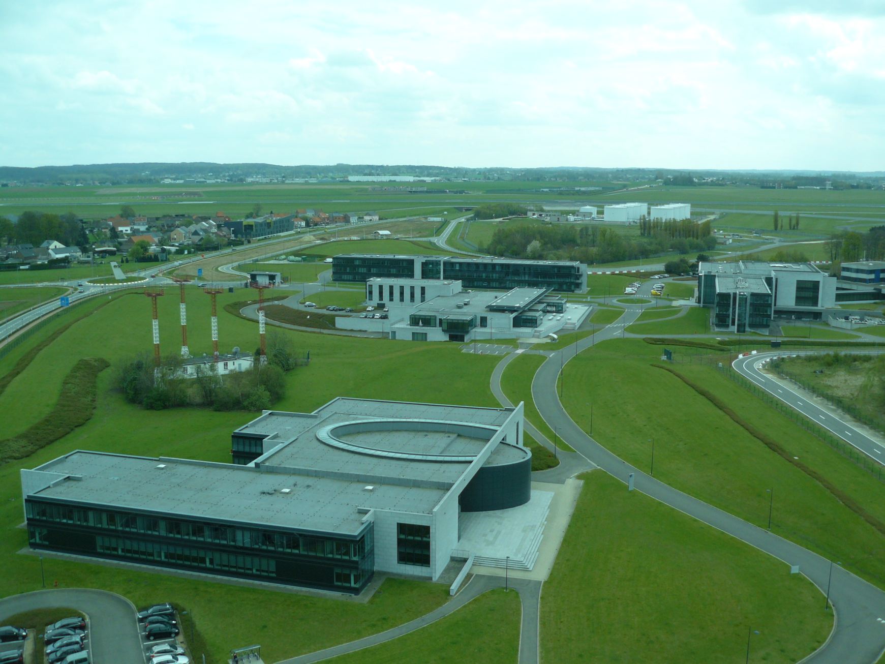 Belgocontrol-létesítmények a toronyból nézve: előtérben az oktatási központ, hátrébb jobbra az új CANAC 2 körzeti irányító központ