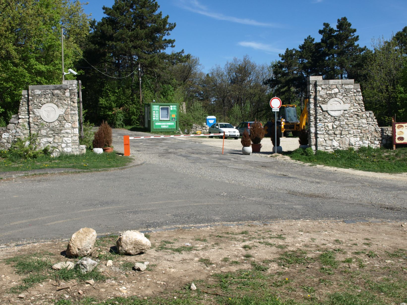 A Petőfi Sándor Repülő Iskola bejárata a HHH csúcsának közelében. A zöld őrbódé mellett láthatóak egy lerombolt hangár maradványai