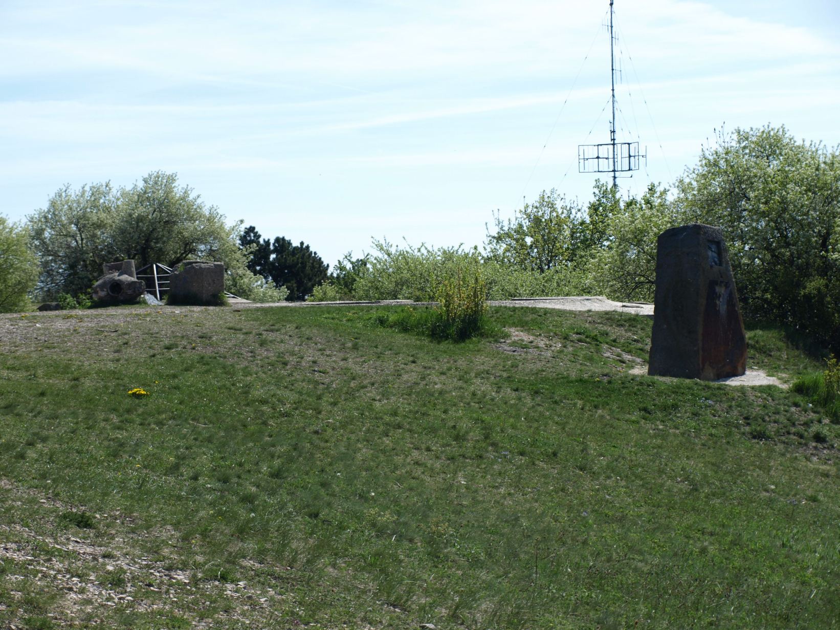 ….és az emlékoszlop, amely mögött a II. világháborús légvédelmi bunker látszik