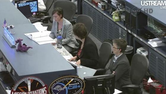 Houston, Johnson Űrközpont: a pulton pedig egy igazi sárkány...