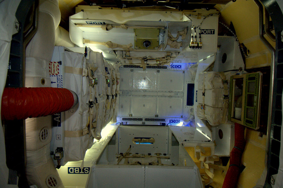A Dragon tágas belső tere az űrállomás felől nézve