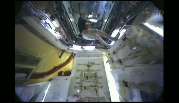 Az ISS egyik űrhajósa a teherszállító belsejében