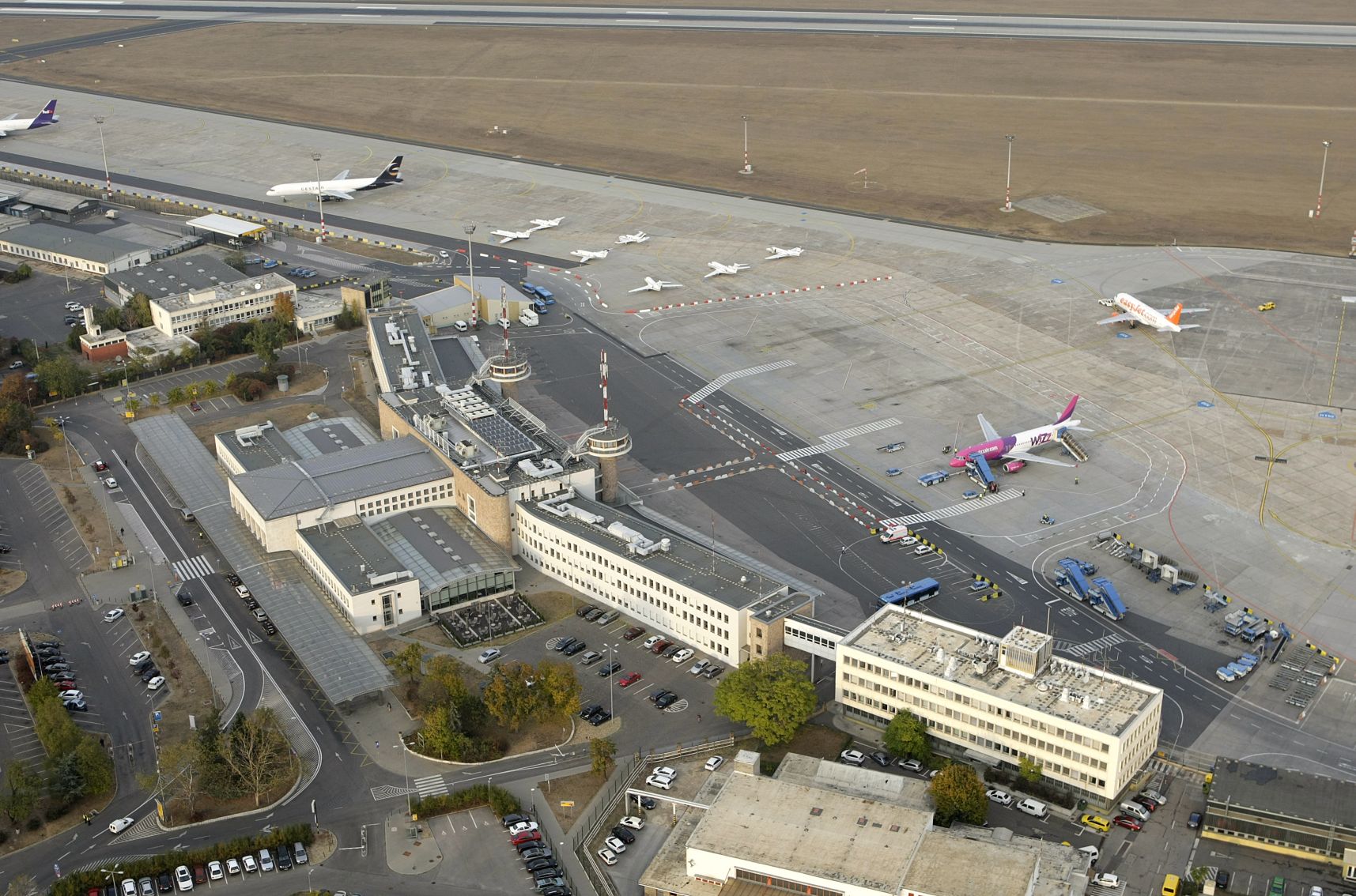 Építészeti gyöngyszem: madár-alakú terminál <br>(fotók: Budapest Airport)