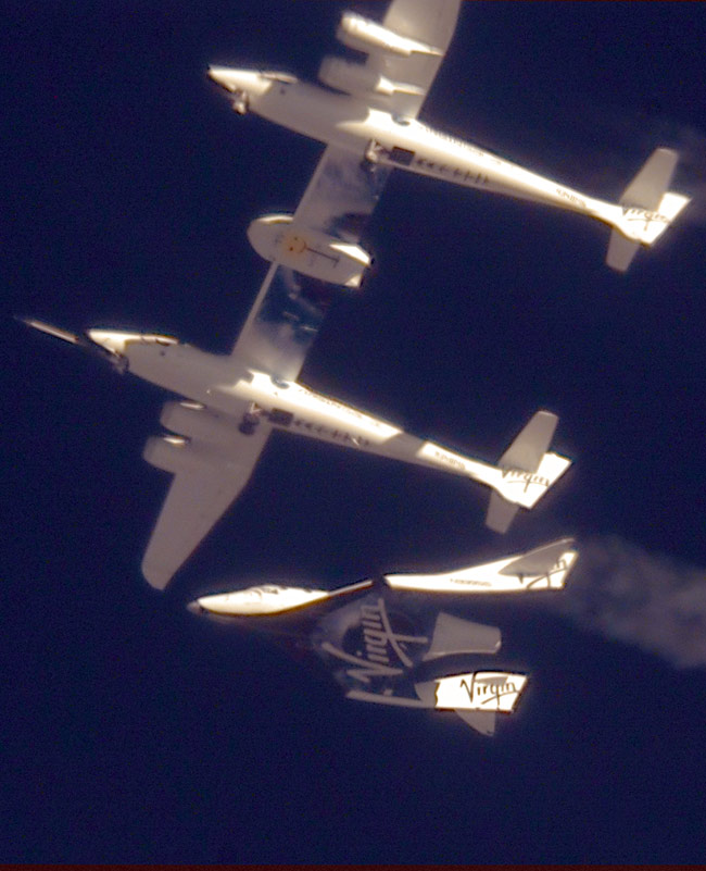 Siklórepülés-start: leválás a hordozó repülőgépről <br>(fotó: Scaled Composites)