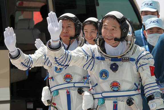 Az űrhajóstrió, középen az első kínai taikonauta-hölgy <br>(fotók: space.com)