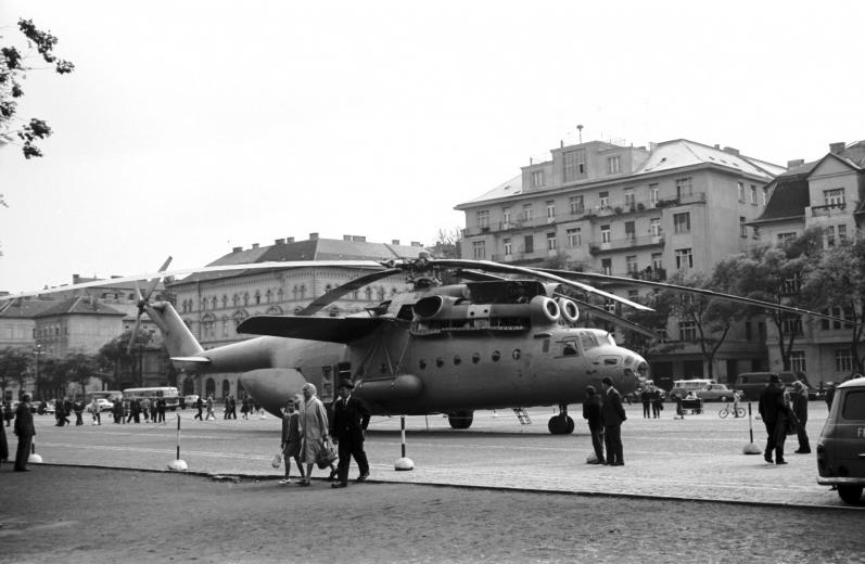 Egykori budapesti szenzáció a Fortepan gyűjtéséből: egy BNV alkalmából a Dózsa György úton szállt le egy Mi-6-os valamikor a hatvanas években