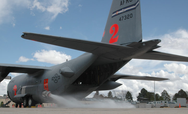 MAFFS-rendszerrel oltó C-130-as földi próbája