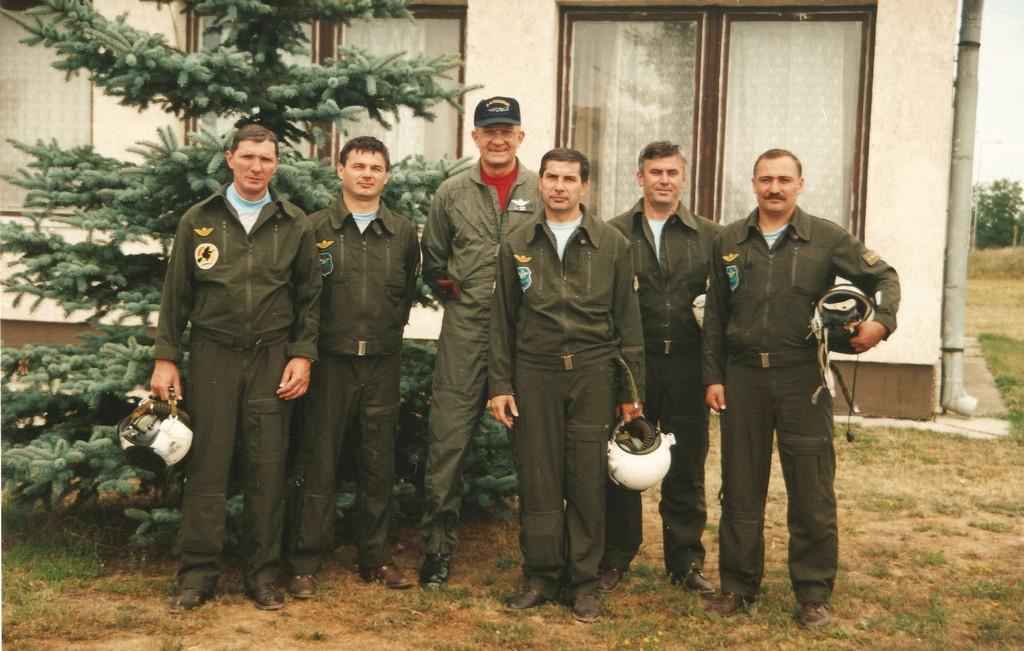 Csoportkép indulás előtt az amerikai tengerészeti légierő örnagyával, Szabó Csabával (középen, sapkával)
