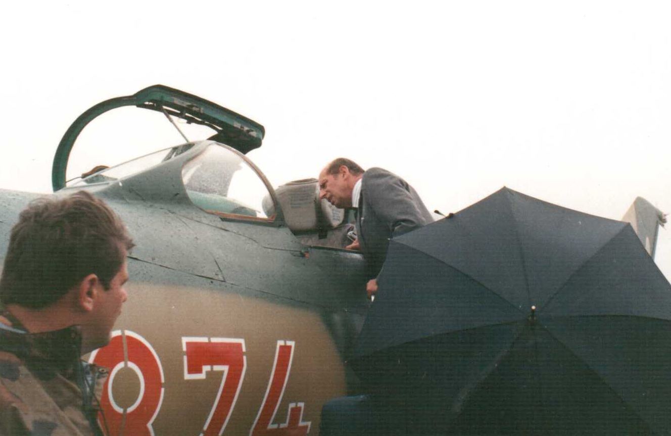 Az Edinborouh-i herceg még az ernyő alól is kiszáll, hogy belepillanthasson egy igazi MiG-21-es kabinjába 