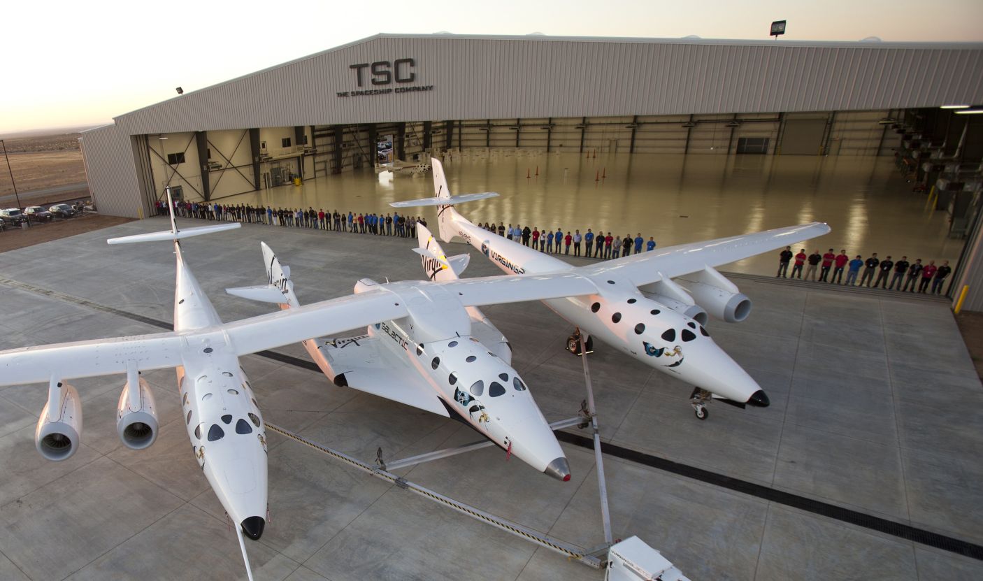 A SpaceShipTwo és hordozója, a WhiteKnightTwo a Virgin Galactic űrrepülőterének megnyitóján