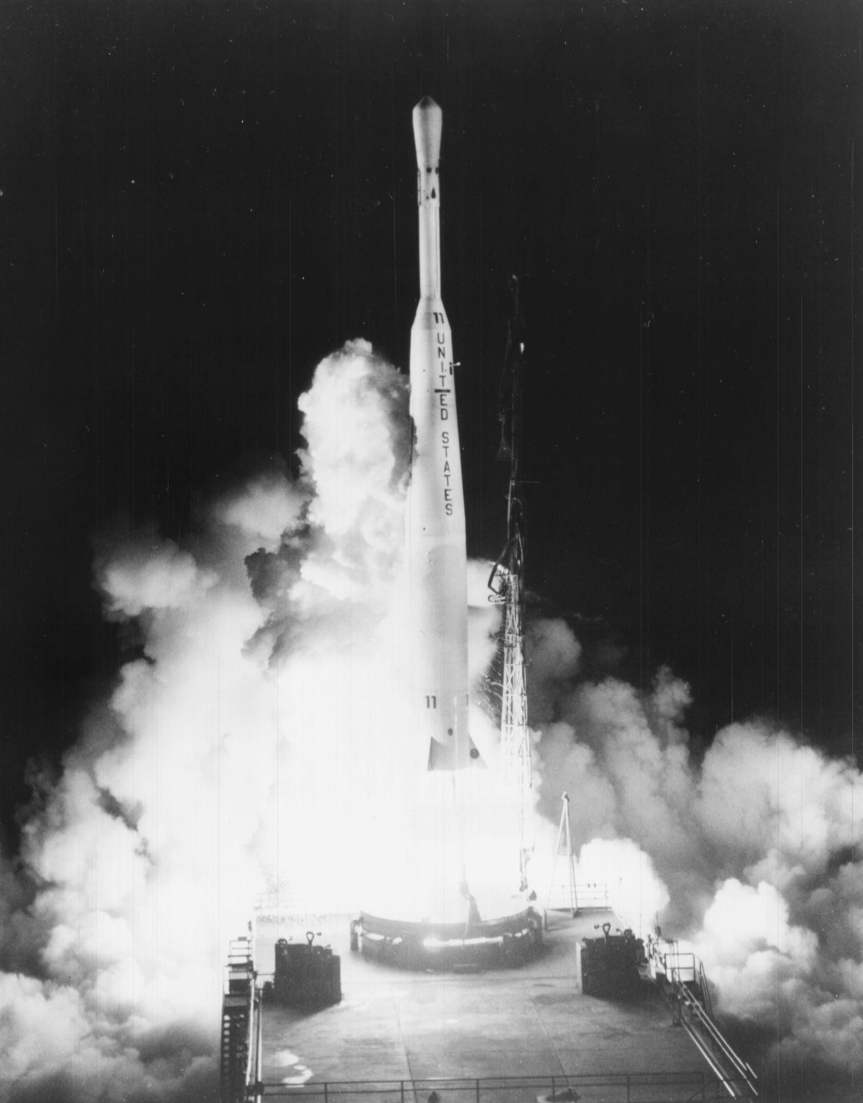 ...egy Thor-Delta rakéta csúcsán startolt: akkora volt, hogy ez a szerkezet képes legyen pályára juttatni