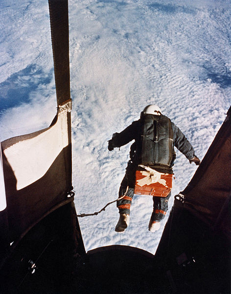 1960: Kittinger százados 31 kilométernél is magasabban kezdi a zuhanást