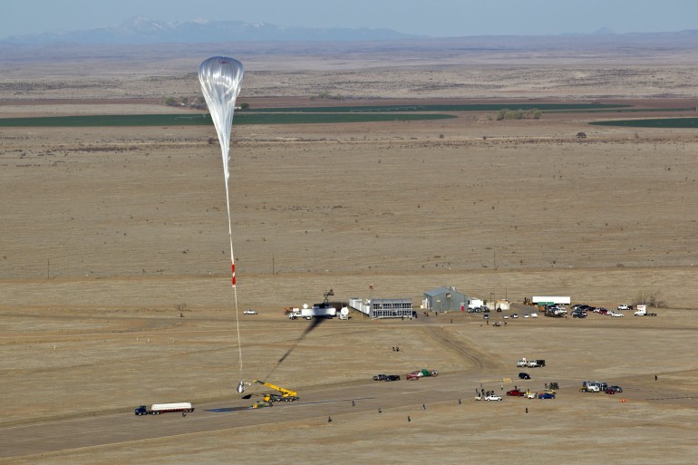 Emelkedik a ballon és a kapszula (fotók: Red Bull, Gizmag, USAF )