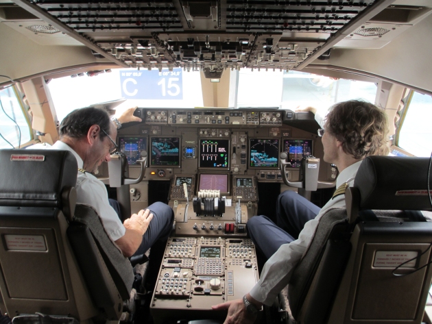Félnapos átképzés után repülhetnek a pilóták az új Jumbón - van okuk örülni. Képgalériánkban még több kép a Lufthansa vadonatúj csodagépéről
