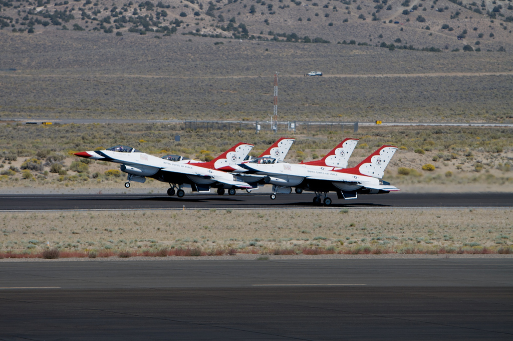 Az amerikai Thunderbirds parancsnoka szerint a legveszélyesebb kötelék-manőver a felszállás, mert akkor két dimenzióban lehet még csak korrigálni