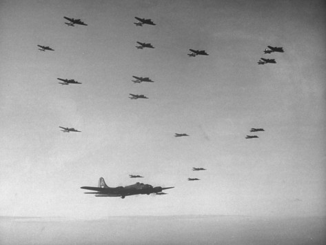 A repüléstörténet legnagyobb kötelékei olykor több száz kilométer hosszúak voltak: amerikai bombázók Európa felett