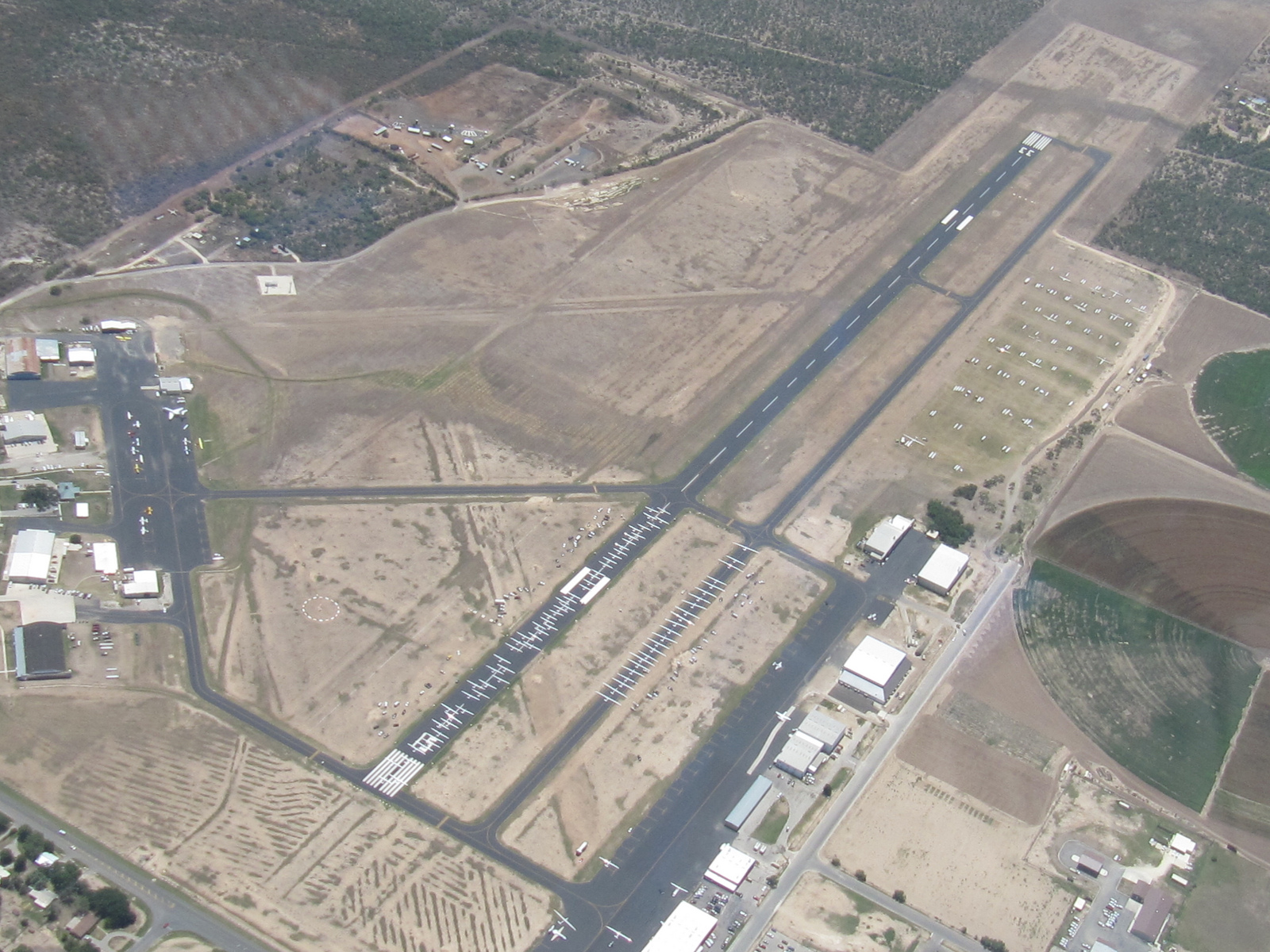 A helyszín: Houston közelében Uvalde repülőtere, a pályákon felszállásra várakozik a mezőny<br>(fotó: FAI)