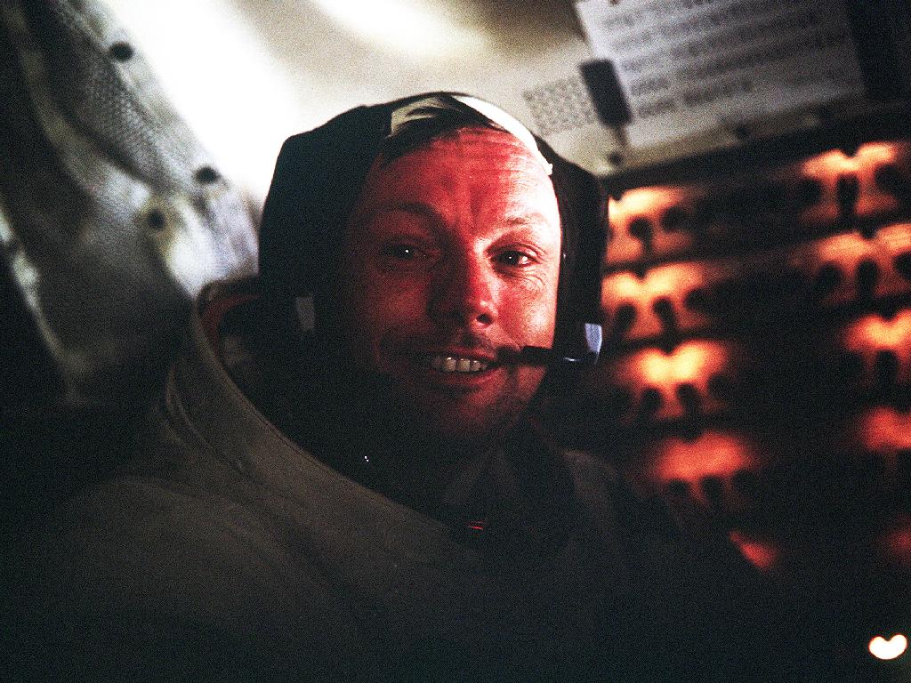 Talán ezt a képet érdemes leginkább megőriznünk róla: egy boldog űrhajós, közvetlenül az emberiség első sikeres holdsétája után, a Lunar Modul fedélzetén