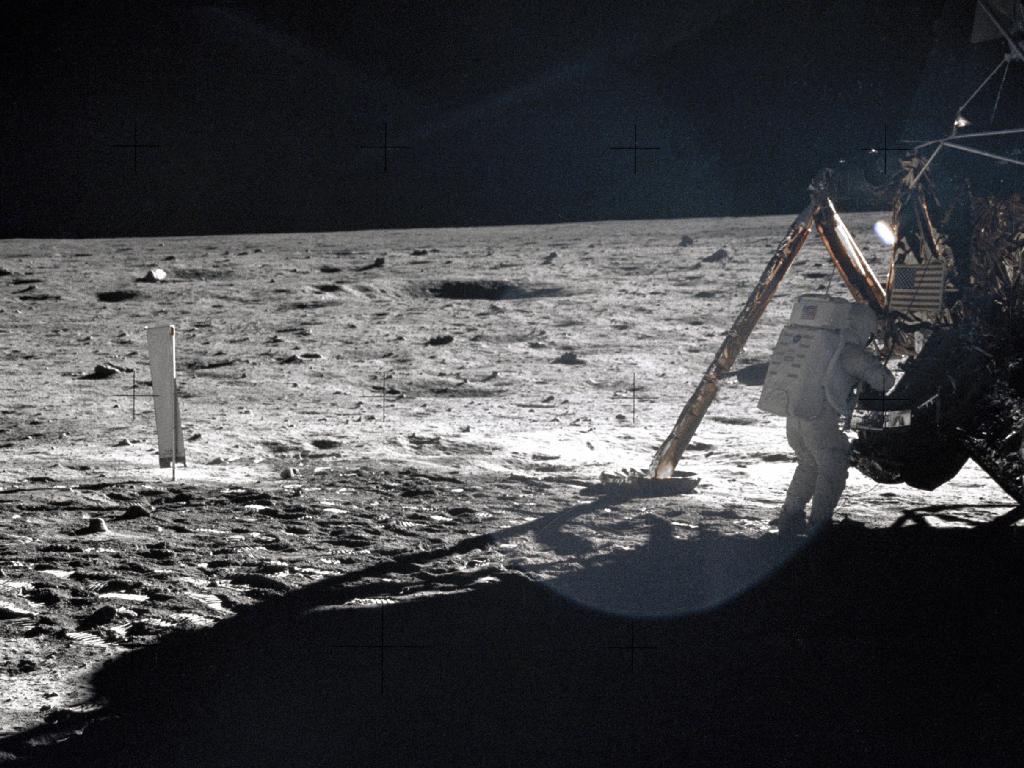 Armstrong a Hold felszínén