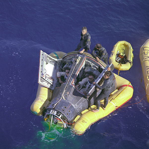 Armstrong és David Scott a Gemini-8 leszállása után kiemelésre várnak az óceánon