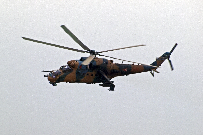 Magyar Mi-24-es (a 336-as oldalszámú) a levegőben