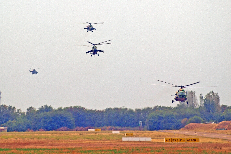 A nemzetközi helikopteres erő leszállás közben