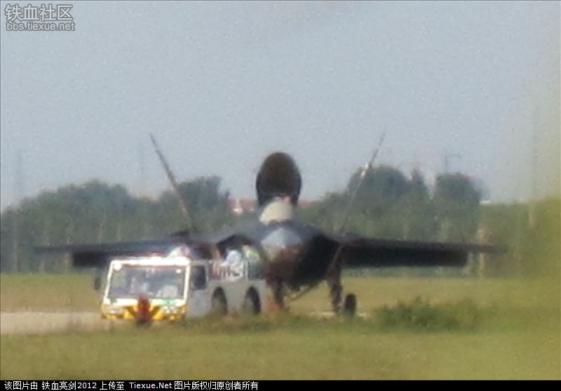 Néhány kép, ami megmozgatta a repülővilágot... szemből az F-22-esre emlékeztet, de jóval kisebb <br>(fotók: bbs.tiexue.net)