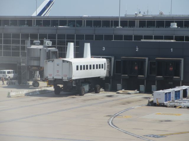A Dulles reptér furcsa buszai. A helyiek szerint funky ezzel utazni