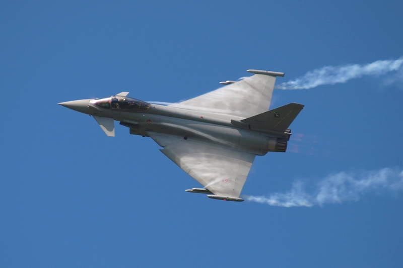Párakicsapódás az olasz Eurofighter bemutatóján<br>Klikkeljen a képre és nézze meg a szerző galériáját!