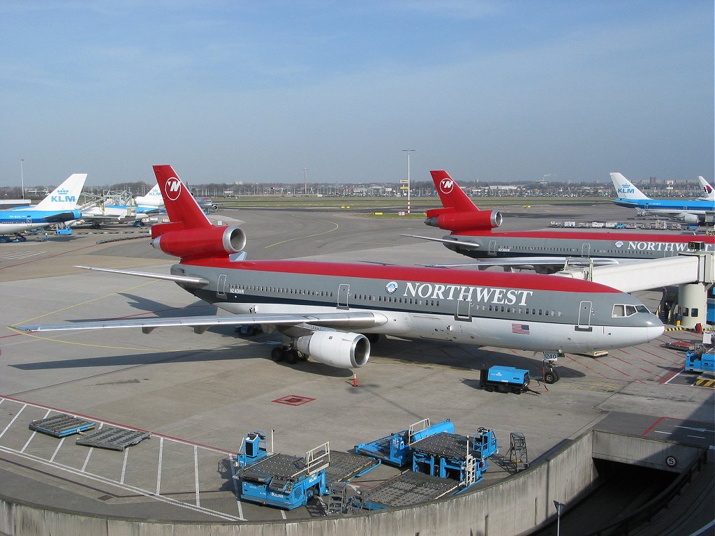 Pirosfarkú Northwest DC-10-esek kellemesen szárazon