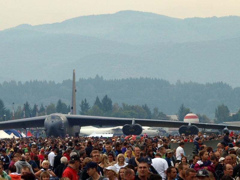 Nagy tömeg és érdekes gépek, például az ősrégi legendás B-52-es<br>Klikkeljen a képre és nézze meg galériánkat!