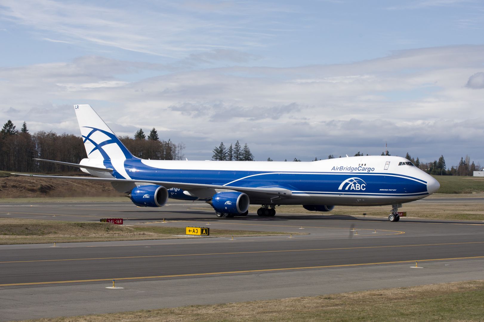...és ezen a 747-es teherszállítón is le kellett állítani a GEnx hajtóművek egyikét