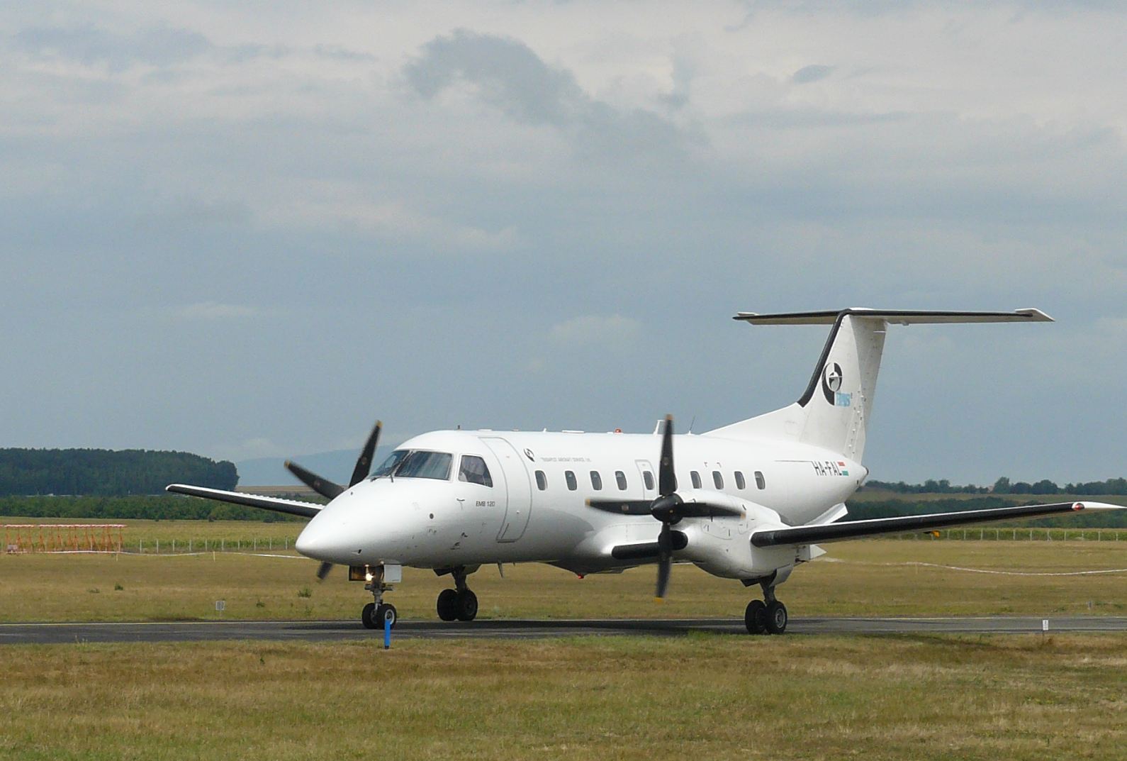 Jóindulatú, megbízható, hasznos kis gép az Embraer 120-asa, a fotó Pécsett készült a BASE gépéről