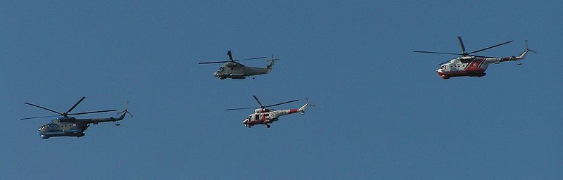 A lengyel haditengerészet forgószárnyasai: a kötelék élén és végén Mi-14-es, a balkísérő Kaman Seasprite, a jobbkísérő W-3-as <br>(fotók: wikipedia)